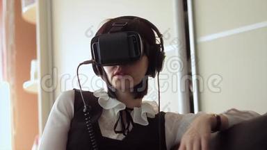 年轻的黑发女人玩游戏使用VR头盔智能手机。 增强现实设备允许深入到虚拟